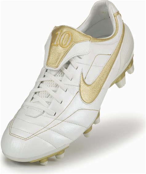 nike tiempo ronaldinho shoes.